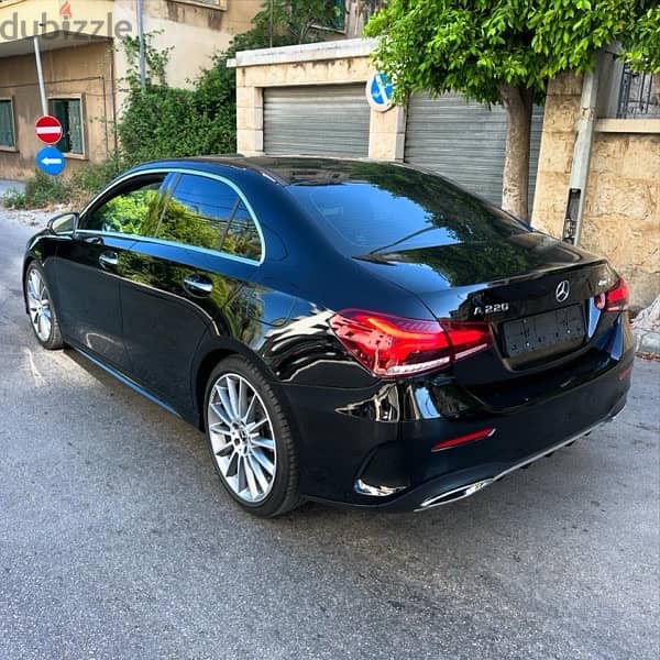 Mercedes A 220 AMG-line 4matic 2020 black on black & white 3