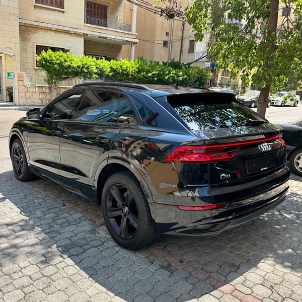 Audi Q8 Quattro Premium Plus 2019 black on black (clean carfax) 4