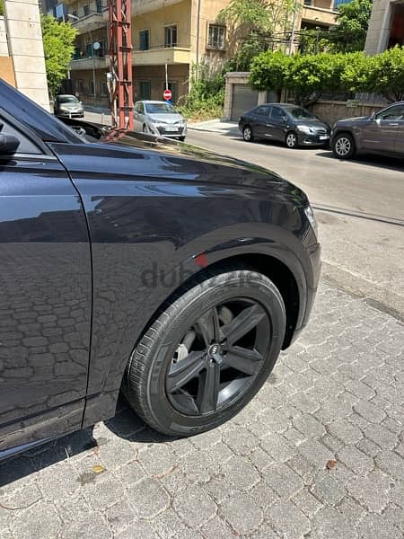 Audi Q8 Quattro Premium Plus 2019 black on black (clean carfax) 6