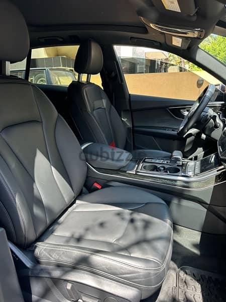 Audi Q8 Quattro Premium Plus 2019 black on black (clean carfax) 7