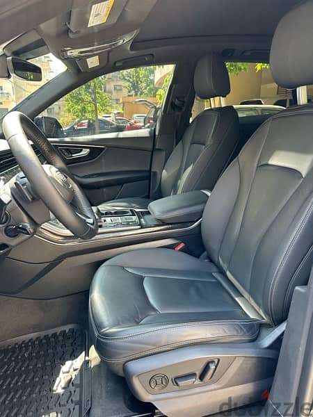 Audi Q8 Quattro Premium Plus 2019 black on black (clean carfax) 11