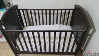 Wooden Brown crib - تخت خشبي لون بني للأطفال 0