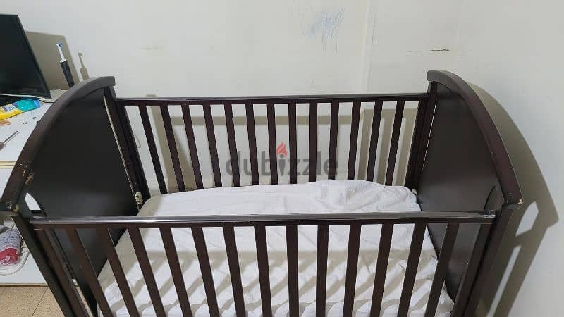 Wooden Brown crib - تخت خشبي لون بني للأطفال 1