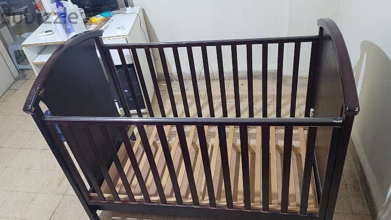 Wooden Brown crib - تخت خشبي لون بني للأطفال 3