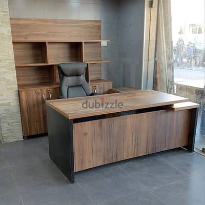 Office Desks.            مكاتب كبيرة