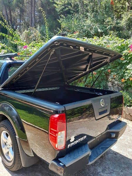 Nissan Frontier 2006 - 4WD truck - Black 4