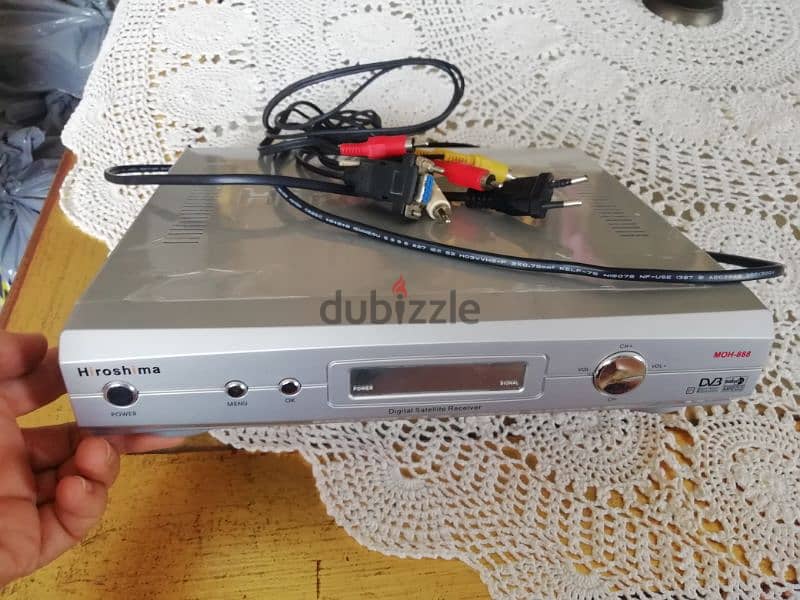 dvd qty 3 / video cassette / satalite receiver 4