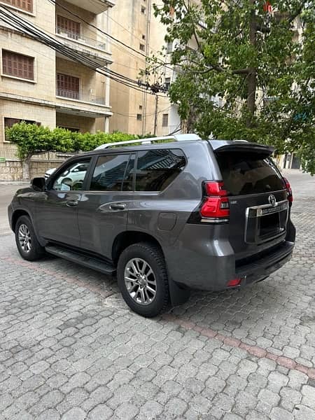 Toyota Prado 2019 VX gray on black (company source) 3