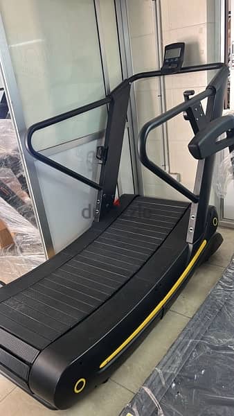 treadmill curved new in box very good quality 2