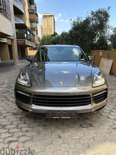 Porsche Cayenne 2019 gray on black (clean carfax)