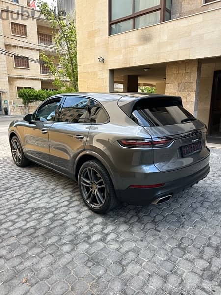 Porsche Cayenne 2019 gray on black (clean carfax) 3