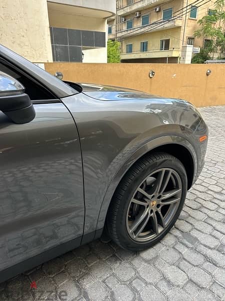 Porsche Cayenne 2019 gray on black (clean carfax) 6