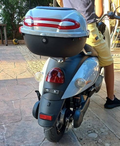 Electric bike 2000 watt like new  very good batteries 1