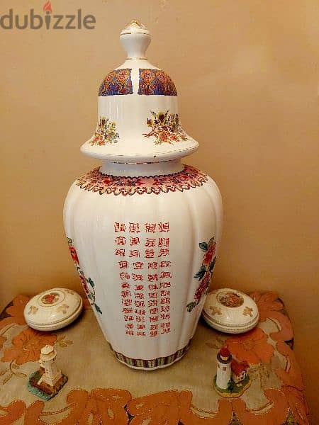 Vintage Porcelain Vase فاز قديم عريق 1