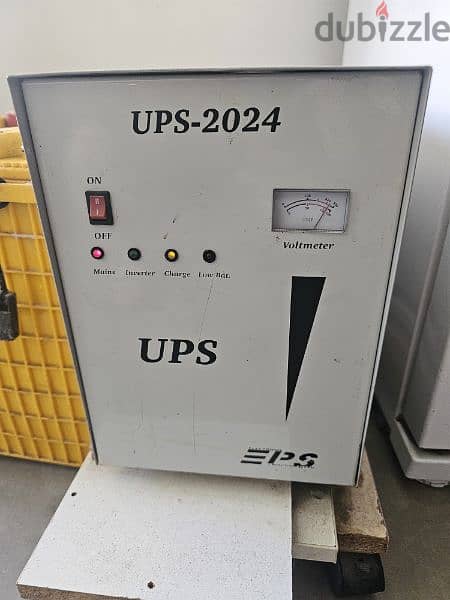 UPS 2200VA with 2 batteries 1