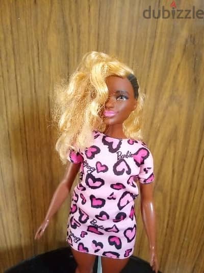 Barbie KIM FASHIONISTAS ZIG ZAG CURVY Mattel 2018 great AA doll=15$