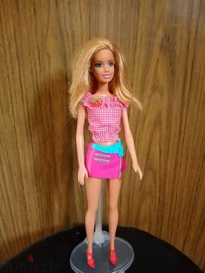 Barbie Mattel 2000 Wearing Still good doll +a small shoes=15$