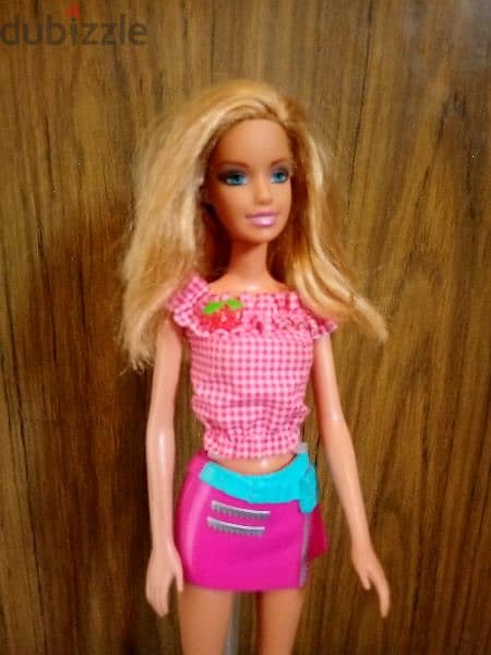 Barbie Mattel 2000 Wearing Still good doll +a small shoes=15$ 1