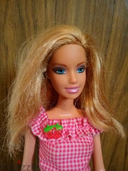 Barbie Mattel 2000 Wearing Still good doll +a small shoes=15$ 3