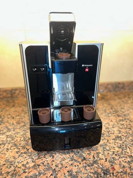 Coffee machine Hotpoint for illy with 4 reusable capsules 0