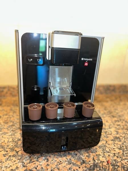 Coffee machine Hotpoint for illy with 4 reusable capsules 1