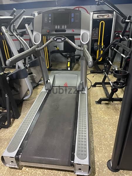 treadmill life fitness like new 1