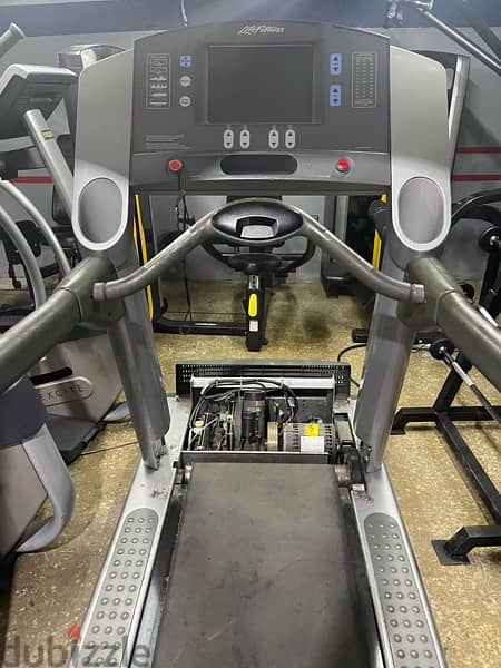 treadmill life fitness like new 2