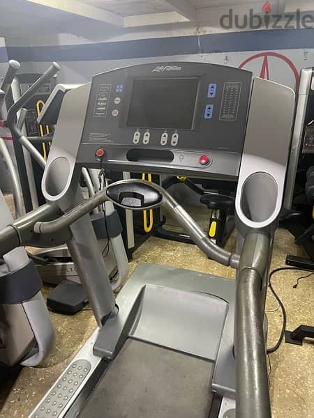 treadmill life fitness like new 3