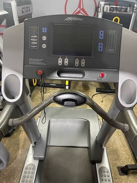 treadmill life fitness like new 4