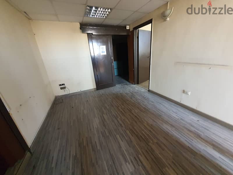 Office for rent in Cornish lmazraa مكتب للإيجار بكورنيش المزرعة 3