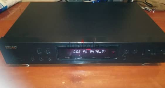 TEAC T-R400 FM/AM digital synthesizer tuner in very good condition