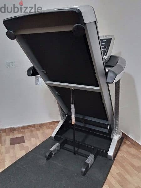 3hp treadmill fitness, automatic incline ,used like new 3