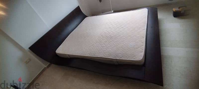 bed king size very good condition with mattress 2