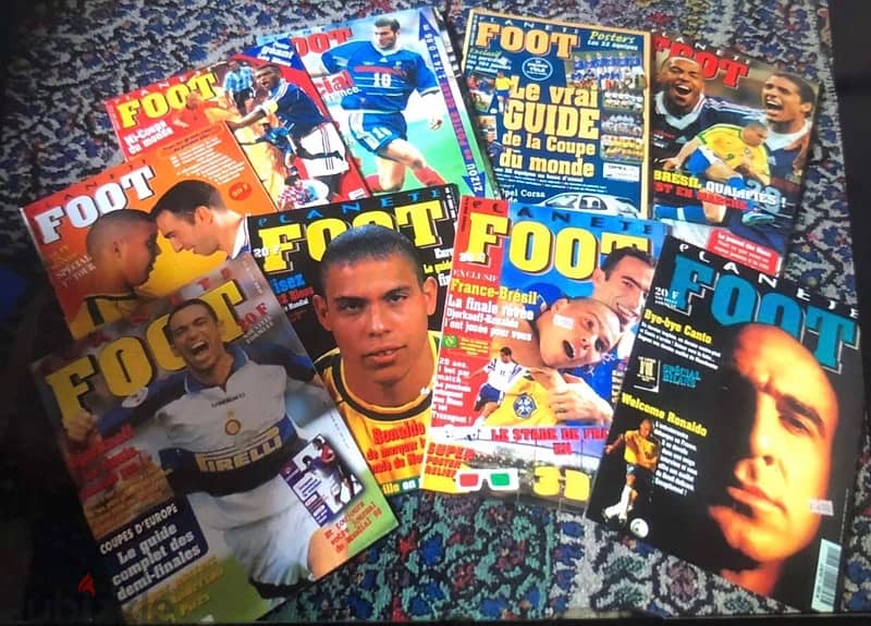 Arround 100 football and basketball magazines with a lot of posters 0