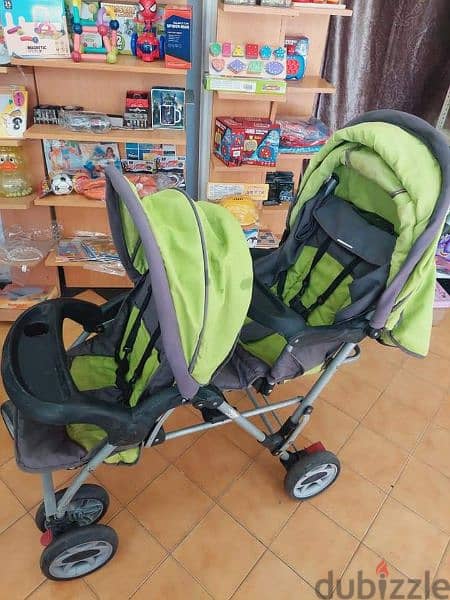 عرباية توأم او لطفلين مع طاولتين اكل وبتتنيم وتتجلس twins stroller 1