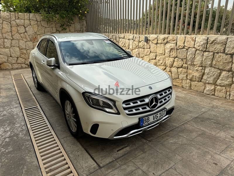 Mercedes-Benz GLA 200 2018 facelift german car white in black 1