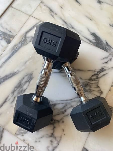 2 dumbells (5kg) 1