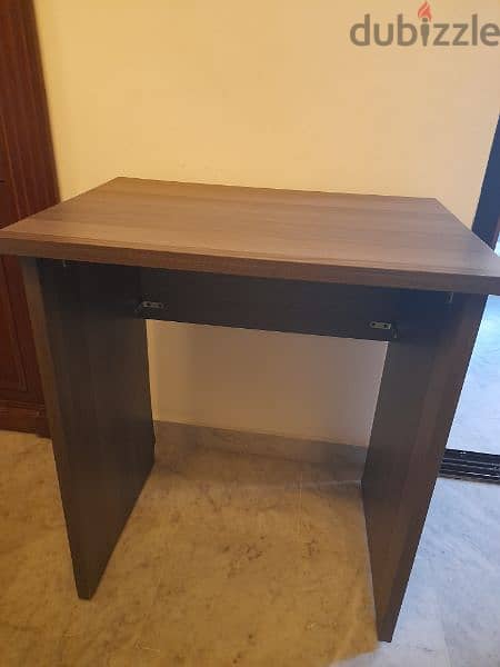 desk brown in good condition 1