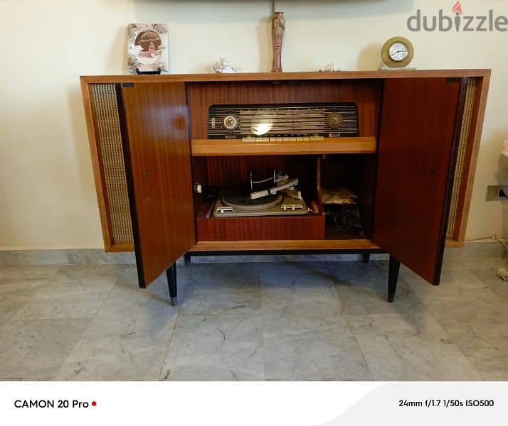 An Antique Old Stereo tourne disc player 1