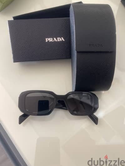 prada sunglasses worn only 2 times like new no scratches