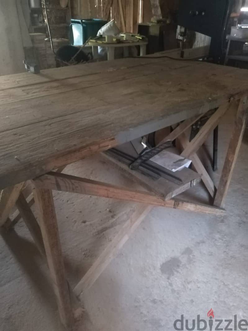 Carpentry table with blade sawطاولة نجارة مع منشار 1