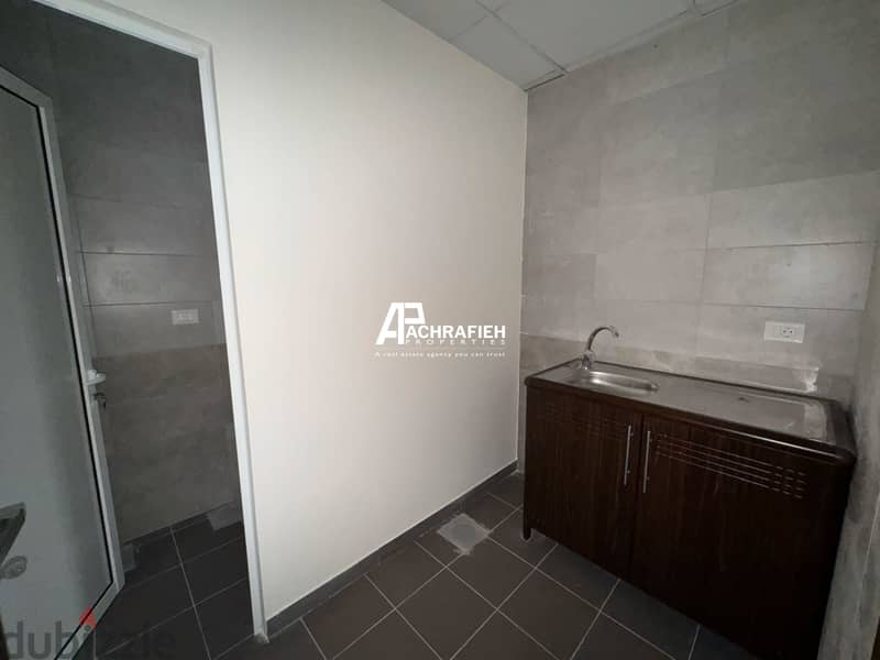 Office For Rent in Adlieh - مكتب للأجار في العادلية 4