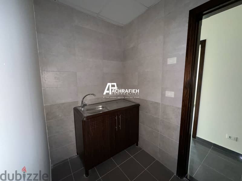 Office For Rent in Adlieh - مكتب للأجار في العادلية 6