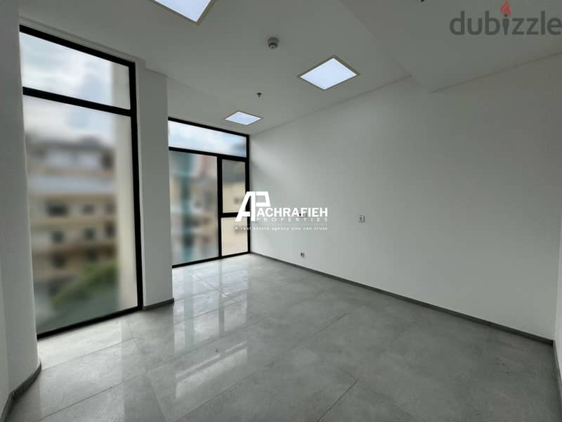 Office For Rent in Achrafieh - مكتب للإجار في الأشرفية 2