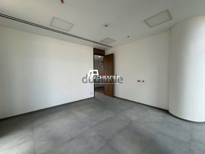 Office For Rent in Achrafieh - مكتب للإجار في الأشرفية 3