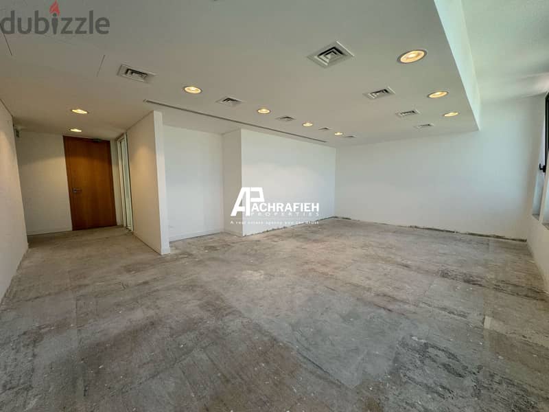 Sea view Office For Rent in Downtown - مكتب للأجار في وسط بيروت 1