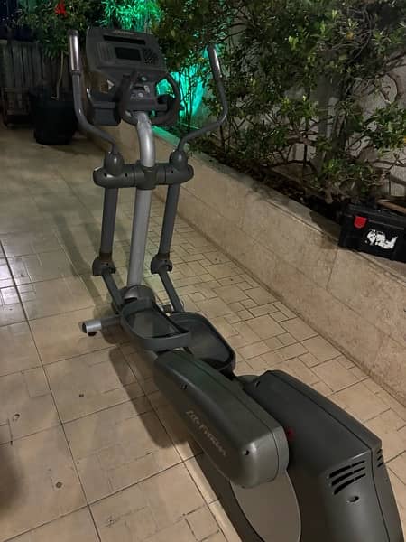 Life fitness Elliptical (Refurbished) 1