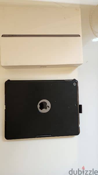 Apple IPad 7th generation 32 GB with case and wireless keyboard 2