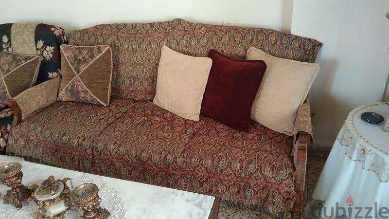 very good condition living room 8