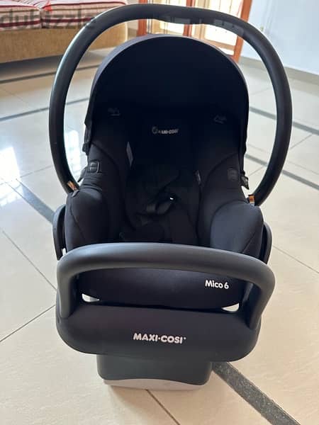 Maxi Cosi capsule with base 1